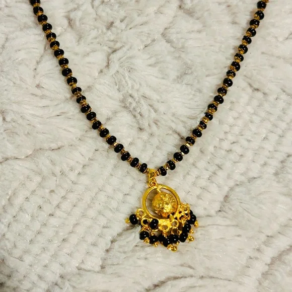 Stunning Gold and Black Pendant Necklace - Picture 2 of 6